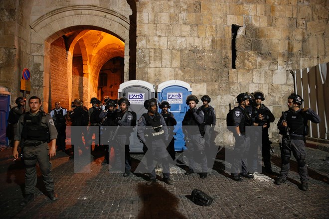 Lực lượng an ninh Israel gác tại lối vào đền thờ Al-Aqsa ở Jerusalem. (Nguồn: AFP/TTXVN)
