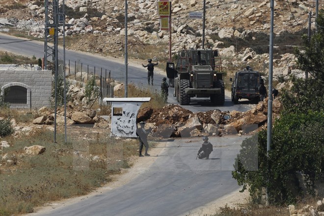 Binh sỹ Israel gác tại Kubar, phía tây Ramallah trong cuộc xung đột với người biểu tình Palestine ngày 22-7. (Nguồn: AFP/ TTXVN)