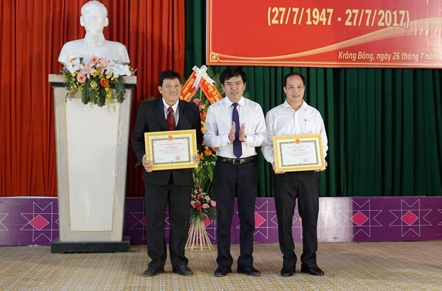 Bí thư Huyện ủy Nguyễn Minh Huấn trao giấy khen cho các tâọ thể có thành tích xuất sắc trong trong phong trào “Đền ơn đáp nghĩa”, công tác Thương binh Liệt sỹ.