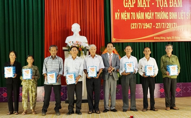 Chủ tịch UBND huyện Huỳnh Bài trao quà cho các hộ gia đình chính sách.