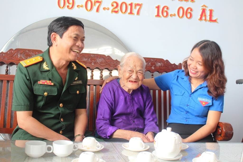 Đại diện Đoàn Khối và Hội Cựu chiến binh Khối các cơ quan tỉnh thăm hỏi Mẹ Việt Nam Anh hùng Lê Thị Bé.