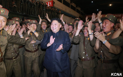 Chủ tịch Triều Tiên Kim Jong-un chúc mừng các sĩ quan quân đội Triều Tiên, các chuyên gia, kỹ sư và công nhân tên lửa của Triều Tiên. (Ảnh: KCNA)