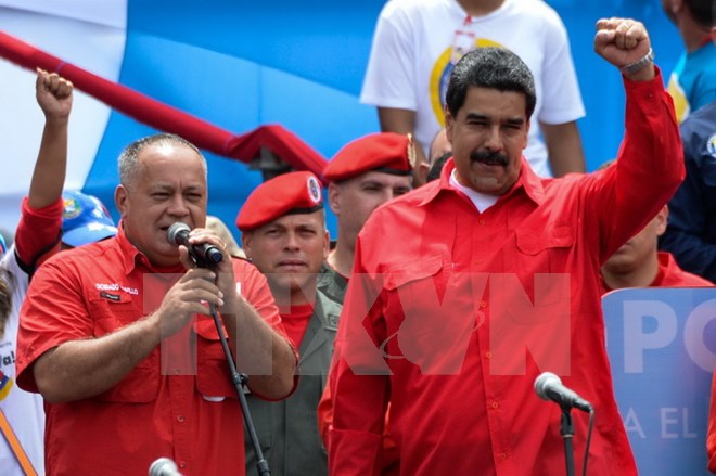 Tổng thống Venezuela Nicolas Maduro (phải) tại lễ bế mạc chiến dịch tranh cử Quốc hội lập hiến ở Caracas ngày 27/7. (Nguồn: AFP/TTXVN)