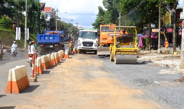 Thi công đường thuộc Dự án nâng cấp, cải tạo đường Hồ Chí Minh đoạn qua Lê Duẩn  
