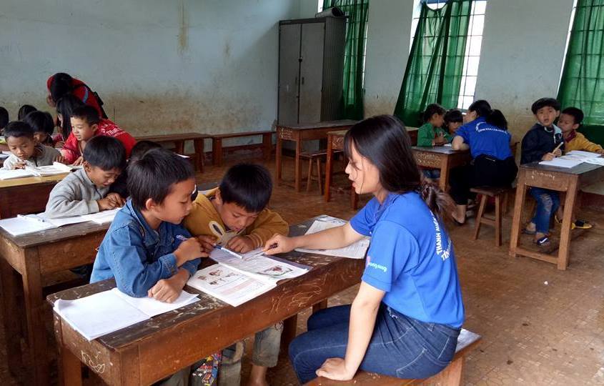 Thanh niên tình nguyện huyện Krông Năng ôn tập hè cho thiếu nhi