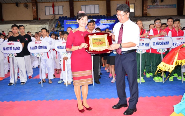 Bà H'Lim Niê, Giám đốc  Sở Văn hóa, Thể thao và Du lịch nhận Kỷ niệm chương của Tổng cục Thể dục thể thao trao tặng tỉnh Đắk Lắk khi lần thứ 5 liên tiếp đăng cai Giải karatedo quốc gia.  