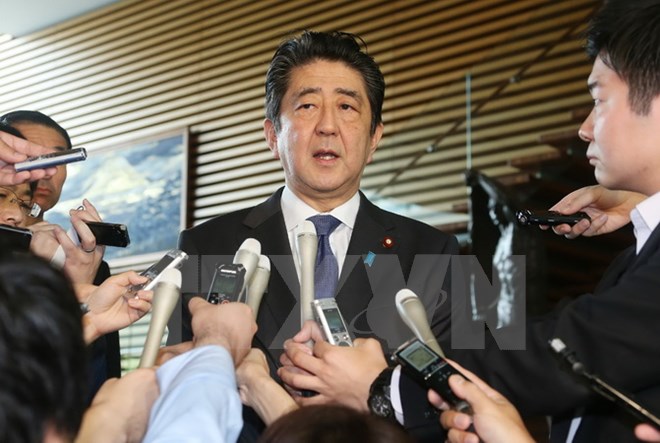 Thủ tướng Nhật Bản Shinzo Abe trả lời báo giới tại thủ đô Tokyo ngày 15-6. (Ảnh: AFP/TTXVN)