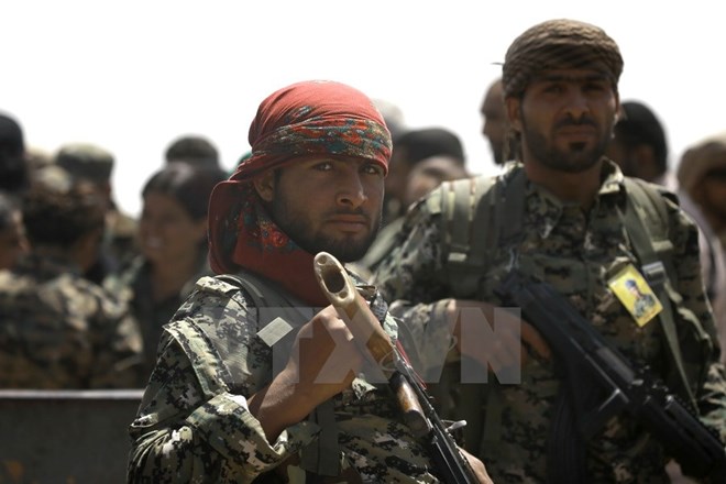 Các thành viên SDF, lực lượng do Mỹ hậu thuẫn, tuần tra tại Hazima, ngoại ô phía bắc Raqqa (Syria) ngày 6-6. (Arnh: AFP/TTXVN)