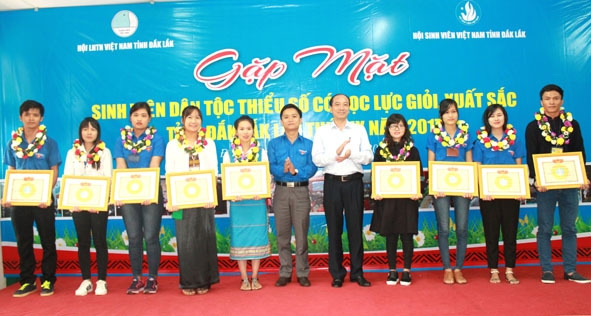 Phó Bí thư Tỉnh ủy, Chủ tịch UBND tỉnh Phạm Ngọc Nghị tặng Bằng khen cho sinh viên DTTS có thành tích học tập xuất sắc. 