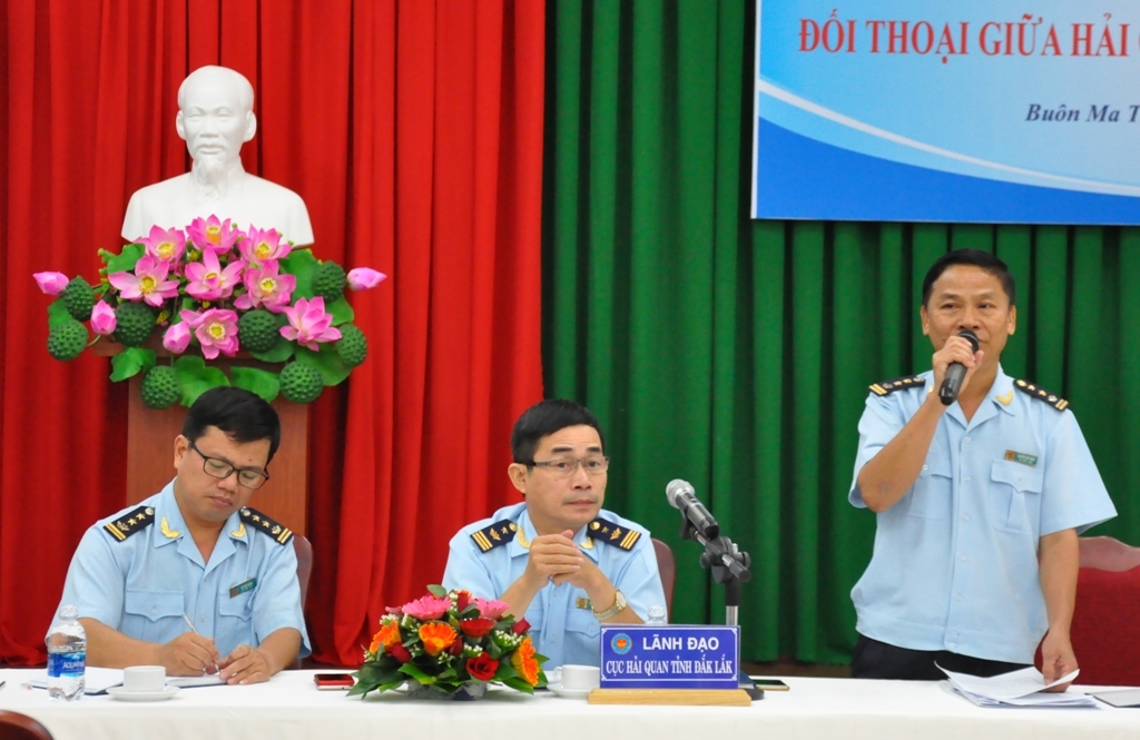 Lãnh đạo Cục Hải quan Đắk Lắk trả lời thắc mắc của doanh nghiệp