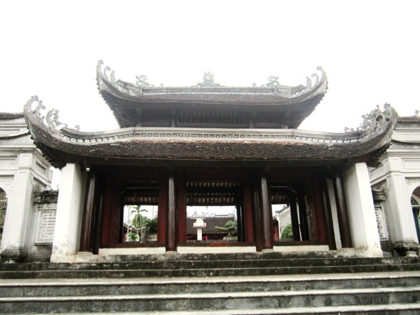 Đền thờ Chúa Bầu tọa lạc trên đồi Tấp. 