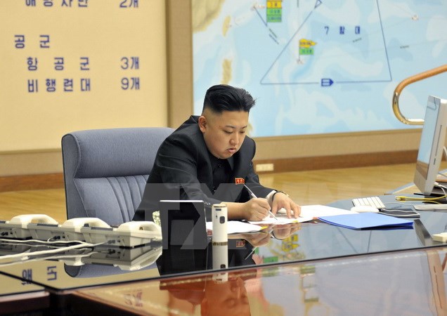 Nhà lãnh đạo Triều Tiên Kim Jong-un chủ trì một cuộc họp khẩn tại một địa điểm bí mật ở Triều Tiên, trong đó ông ra lệnh các lực lượng rocket chiến lược sẵn sàng tấn công vào các mục tiêu Mỹ và Hàn Quốc bất kỳ lúc nào. (Nguồn: EPA/TTXVN)