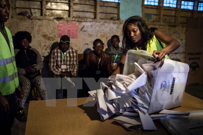 Nhân viên Cơ quan Bầu cử Kenya kiểm phiếu sau cuộc bầu cử ở Nairobi ngày 8/8. (Nguồn: AFP/TTXVN)