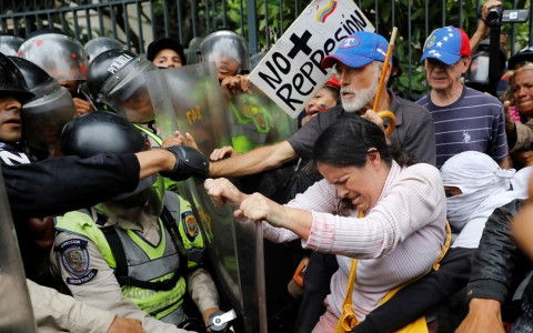 Người biểu tình Venezuela đụng độ dữ dội với cảnh sát. Ảnh: Reuters