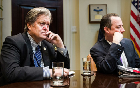Steve Bannon (trái) và Chánh văn phòng Nhà Trắng (đã bị sa thải) Reince Priebus (phải) trong cuộc họp với Tổng thống Donald Trump ngày 1/2/2017. (Ảnh: Bloomberg)