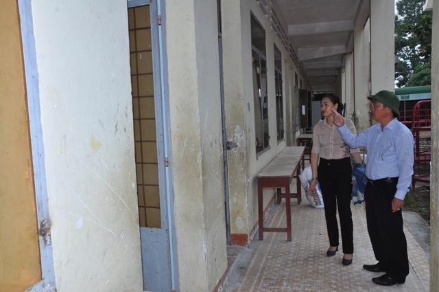 Ông Hòa Quang Khiêm, Chủ tịch UBND huyện M'Đrắk kiểm tra cơ sở vật chất tại Trường THCS Dân tộc nội trú huyện M'Đrắk