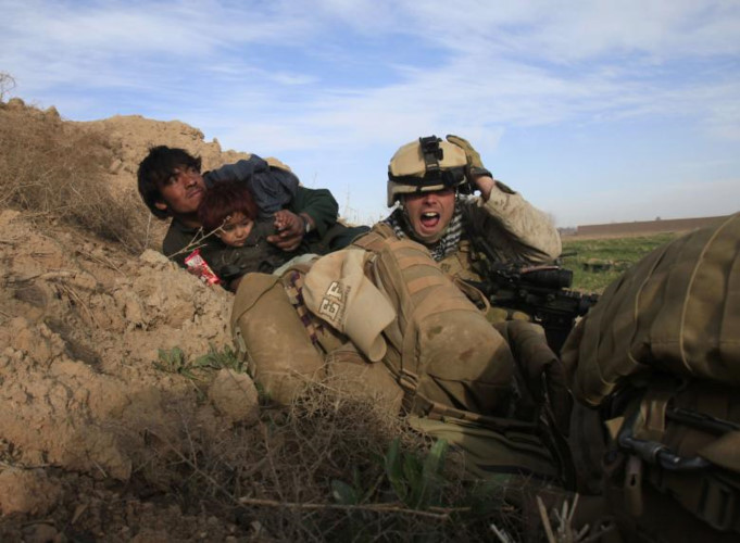 Lính Mỹ nỗ lực bảo vệ người dân Afghanistan khi các chiến binh Taliban nổ súng vào thị trấn Marjah, quận Nad Ali, tỉnh Helmand.