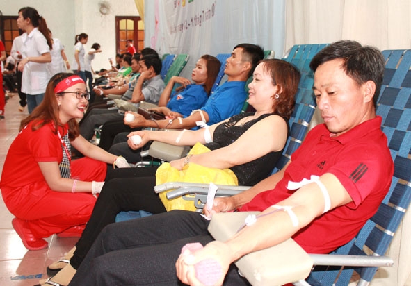 Đông đảo người dân huyện Ea Kar tham gia hiến máu tình nguyện tại Ngày hội hiến máu 