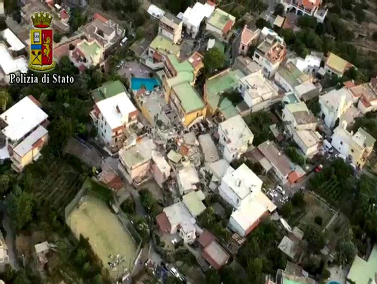 Trận động đất 4 độ Richter ở đảo Ischia (Italy) khiến các ngôi nhà đổ sập và 2 người chết. Ảnh: AFP