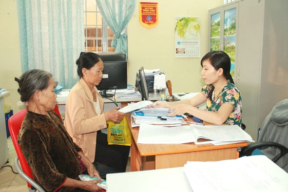 Nhân viên Bộ phận tiếp nhận và trả kết quả của BHXH huyện M’Đrắk giải quyết hồ sơ cho người dân. 