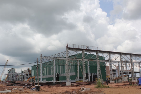 Nhà máy mía đường Đắk Lắk tại xã Ya Tờ Mốt đang gấp rút hoàn thành để kịp vụ sản xuất mía đường 2017 - 2018.   