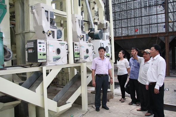 Đồng chí Nguyễn Hoàng Giang, Bí thư Huyện ủy Ea Súp (bìa trái) thăm nhà máy chế biến nông sản tại cụm công nghiệp Ea Lê.  Ảnh: N.Hoa
