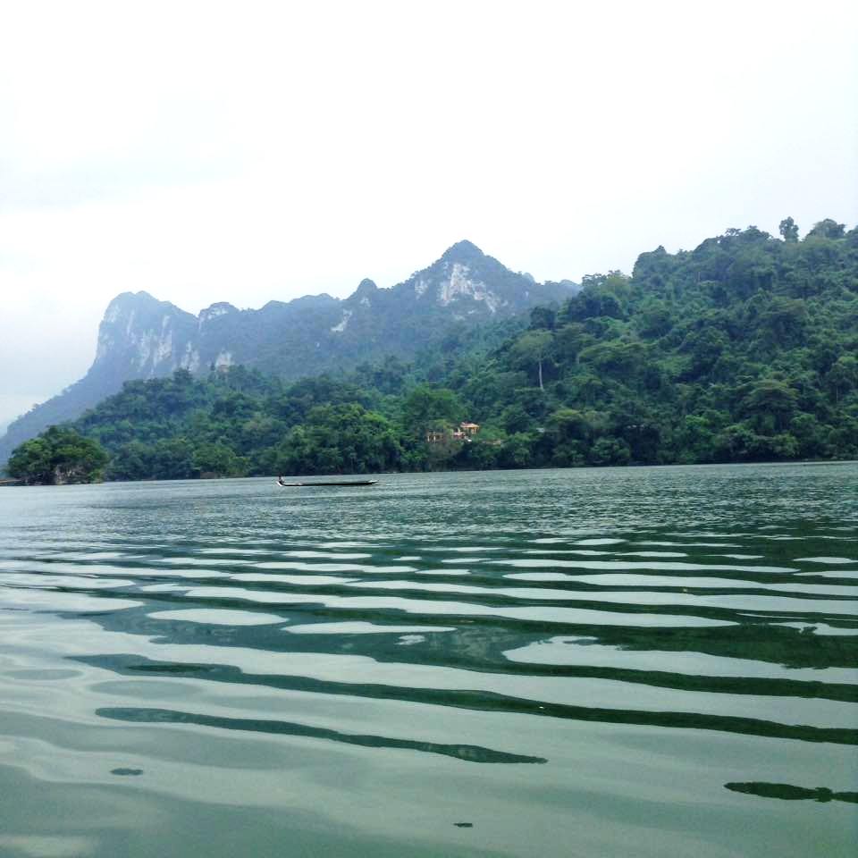 Chèo thuyền trên hồ, du khách sẽ ngắm nhìn được vẻ đẹp hoang sơ và trong trẻo của hồ Ba Bể.