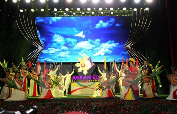 Chương trình nghệ thuật kỷ niệm 50 năm ngày thành lập ASEAN tại TP. Hồ Chí Minh.  Ảnh: TTXVN