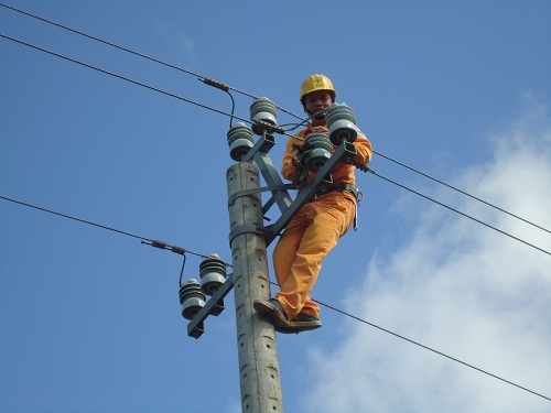 Công nhân điện lực M'Đrắk kiểm tra lưới điện