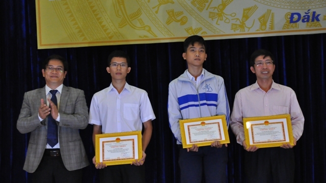 Phó Giám đốc Sở GD-ĐT Thái Văn Tài trao Giấy chứng nhận cho học sinh và đại diện học sinh đỗ thủ khoa 