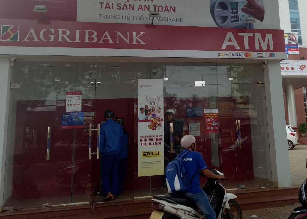 Khách hàng giao dịch tại máy ATM của Ngân hàng NN-PTNT Chi nhánh Đắk Lắk