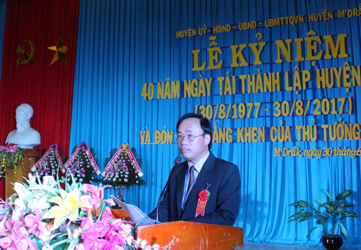 Phó Bí thư Huyện ủy, Chủ tịch UBND huyện M’Đrắk Hòa Quang Khiêm trình bày diễn văn tại buổi lễ.