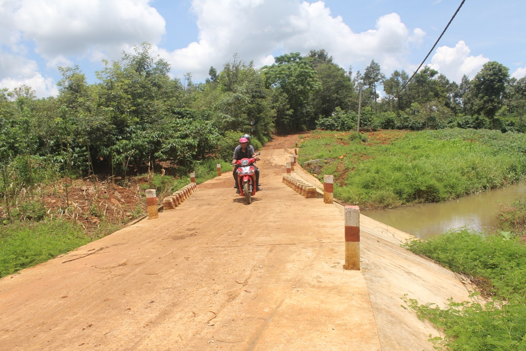 Một cây cầu mới xây ở buôn Cuê, xã Băng ADrênh (huyện Krông Ana).