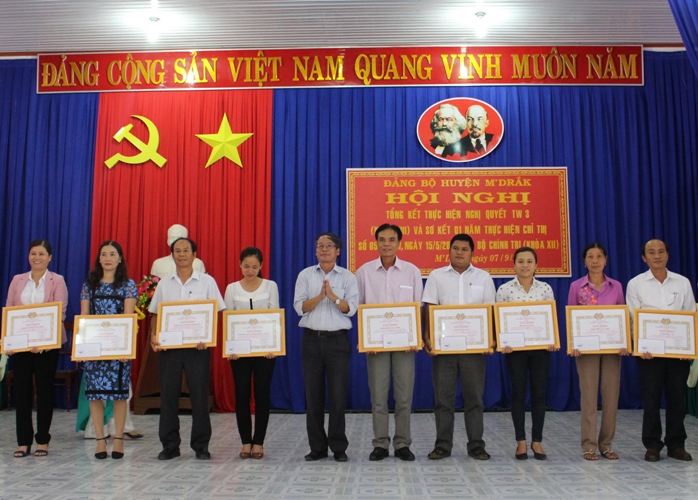 các tập thể có thành tích trong học tập và làm theo tư tưởng, đạo đức, phong cách Hồ Chí Minh.