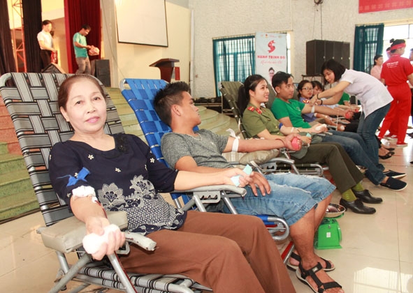 Bà Phan Thị Vinh tham gia hiến máu tình nguyện tại Chương trình Hành trình đỏ.  