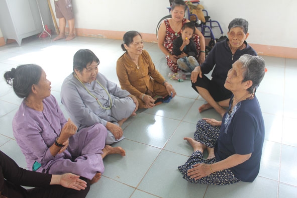 Ngày lễ Vu Lan, các cụ già ở Trung tâm Bảo trợ xã hội tỉnh Đắk Lắk quây quần trong nhà tưởng niệm. 