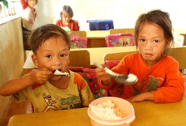 Bữa cơm trưa đạm bạc của hai học sinh ở điểm trường Đắk Sar.