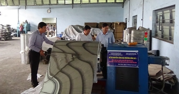 Dây chuyền, thiết bị sản xuất sản phẩm Inox của cơ sở Tín Thành, xã Ea Nuôl, huyện Buôn Đôn được hỗ trợ từ chương trình khuyến công địa phương năm 2017