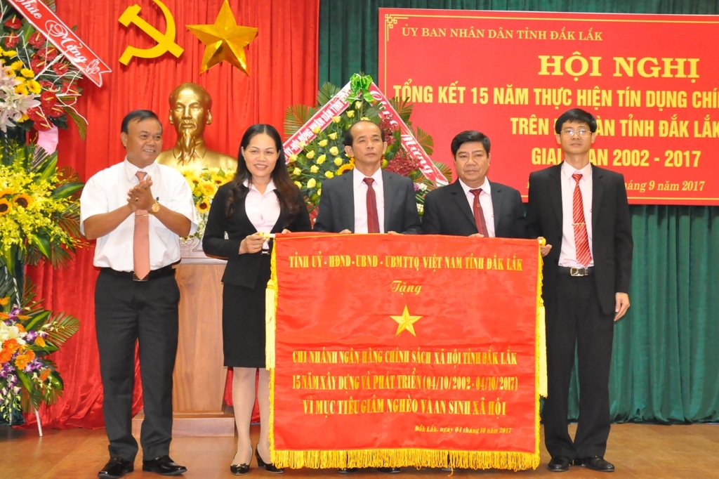 Bí thư Tỉnh ủy Êban Y Phu trao bức trướng tặng Chi nhánh NHCSXH tỉnh