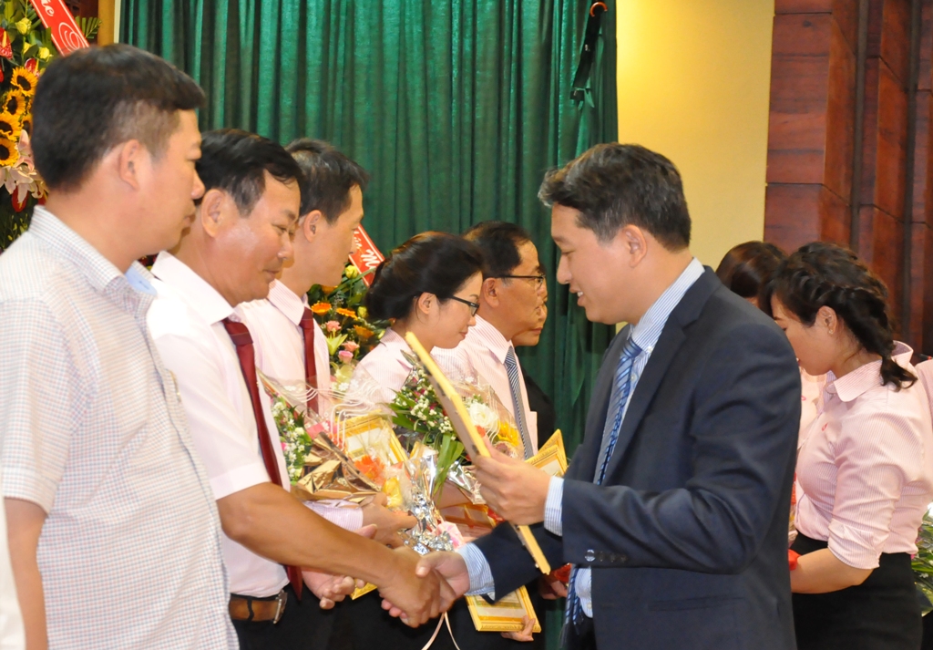 Đồng chí Nguyễn Hải Ninh trao bằng khen của UBND tỉnh cho các tập thể, cá nhân