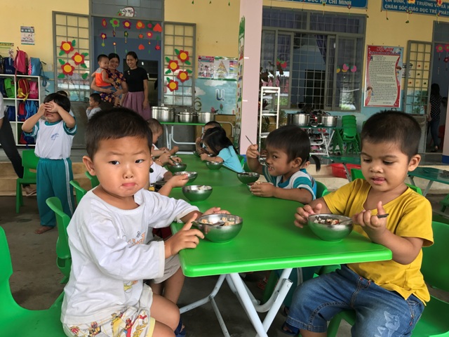 Giờ ăn trưa của các bé Trường Mầm non Sơn Ca (thị trấn Liên Sơn, huyện Lắk). Ảnh minh họa