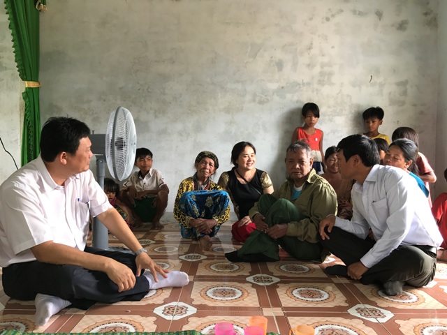 Đại diện lãnh đạo ngành Lao động Thương binh và Xã hội các cấp thăm, động viên gia đình có công ở huyện Kroong Bông