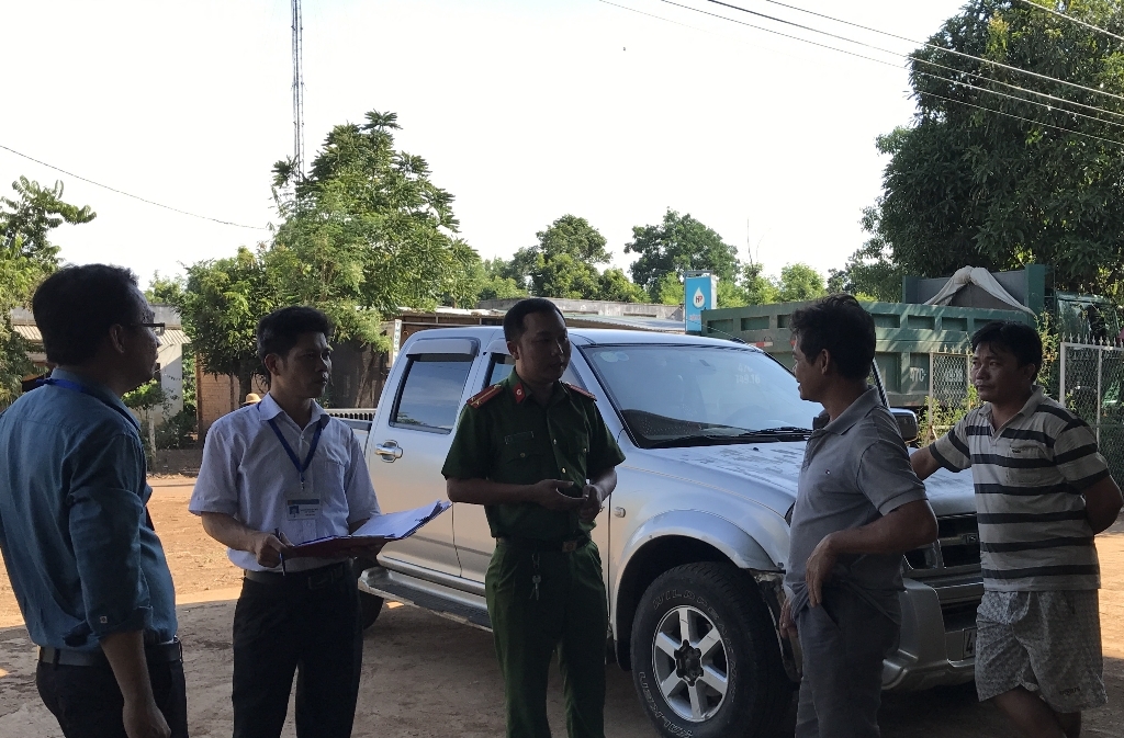 Đoàn liên ngành chống thất thu thuế huyện Cư Kuin đang giải thích cho người dân mắc sai phạm