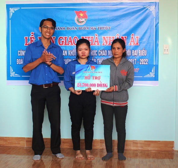 Đại diện Thành Đoàn Buôn Ma Thuột bàn giao nhà Nhân ái  cho em Nguyễn Thị Hoài Thương. 