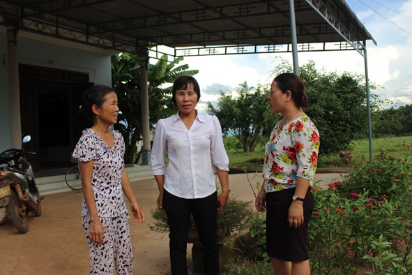 Đại diện Hội Phụ nữ xã Ea Rốk (ngoài cùng, bên phải) chuyện trò, động viên hội viên phát triển kinh tế gia đình.