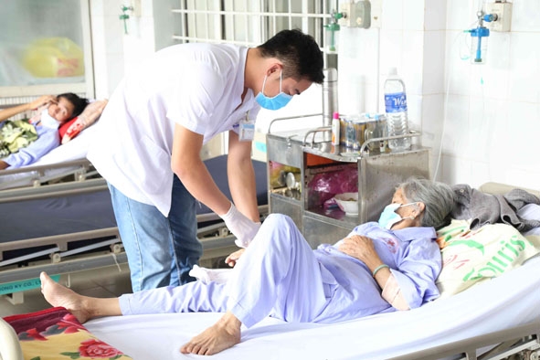 Bệnh nhân bị bệnh phổi tắc nghẽn mãn tính được điều trị tại Bệnh viện Lao và bệnh Phổi tỉnh.
