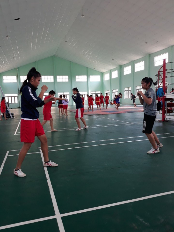 Vận động viên Trường Năng khiếu TDTT tỉnh tập luyện tại nhà thi đấu đa năng.