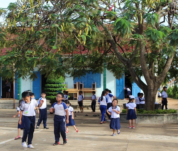 Giờ ra chơi của các em học sinh tại một trường học trên địa bàn huyện Ea Kar.