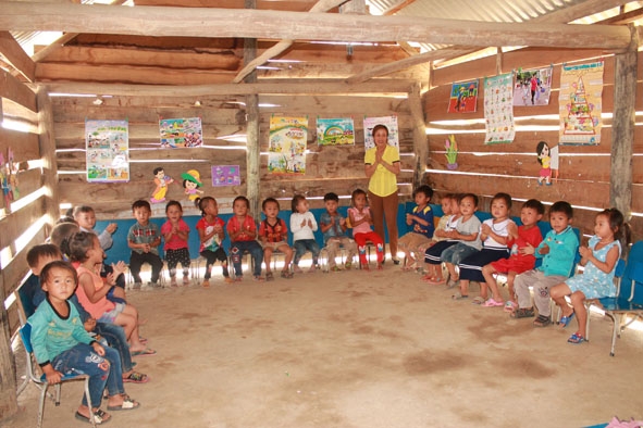 Một buổi học của cô và trò tại điểm Trường Trường Mầm non Hòa Phong ở thôn Noh Prông. 