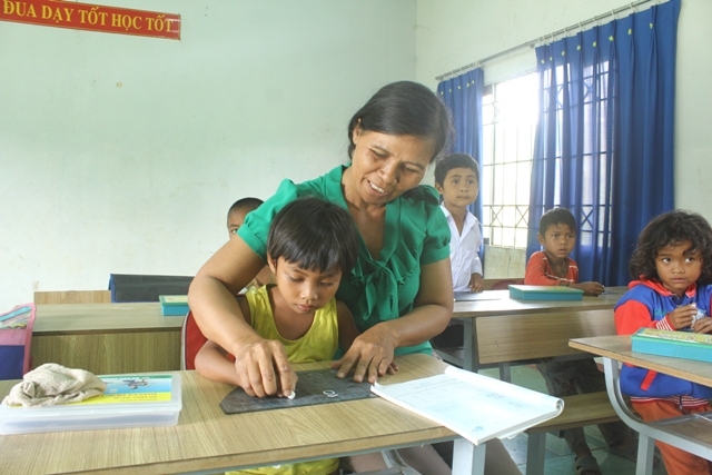 Cô H’Nhin Ông đang giảng dạy lớp học ghép trình độ 1+2 ở điểm trường buôn Py Pai Bi thuộc Trường Tiểu học Y Ngông Niê Kđăm (xã Đắk Nuê, huyện Lắk).